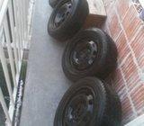 Gume Uniroyal 185/60/14 zimska 4 kom SUPER STANJE 1000kn sve