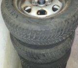 Gume Vredestein 175/65/13 zimska 4 kom + felge + radkape LUPO POLO