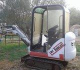 mali rovokopač bobcat 322 k s pikamerom u gradu u