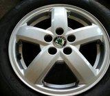 Alu felge 15” 5x100, 4 kom.orginal SKODA sa gumama 1400 kn