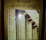 U ČAST DEMOKRACIJE