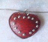 Ogrlica sa koznim privjeskom Srce