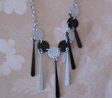 Nova ogrlica i naušnice, nenošene, prodajem, cijena 25,00 kn