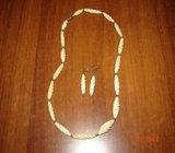 OGRLICA I NAUŠNICE OD SLONOVAČE