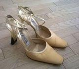 POVOLJNO !!!Prodajem talijanske štikle zlatne boje