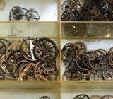 Veliki lot dijelova za džepne satove