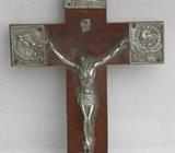 Stari drveni križ sa metalnim aplikacijama Isusa i četiri apostola