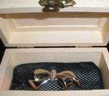 Broš, u kutijici za poklon