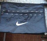 neseser NIKEza šminku,brijaći bribor i sl.sa dva ciferšlusa,vidi sliku