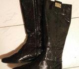 crne lakirane cizme guess